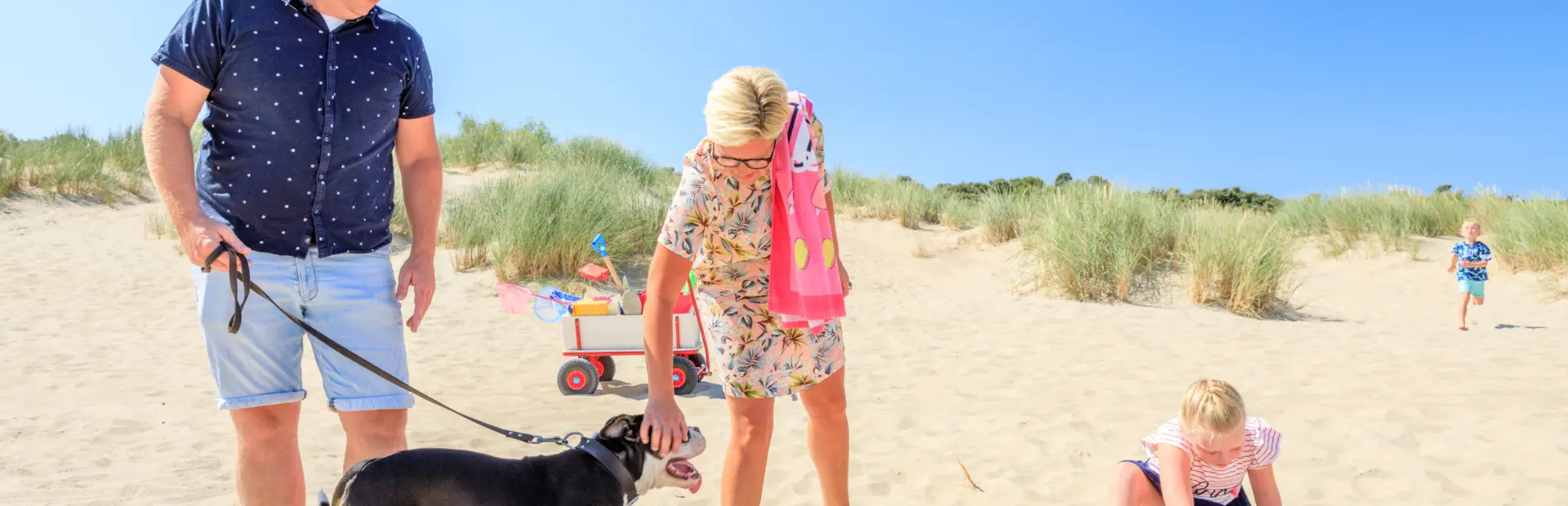 Gezin naar het strand