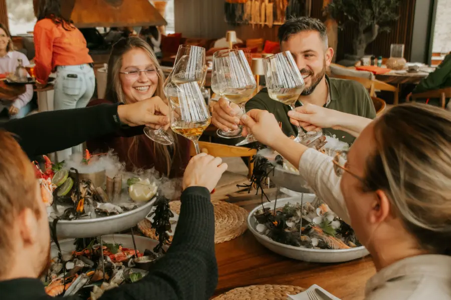 Shared dining met uitzicht op zee